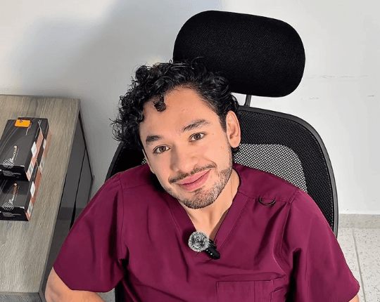 Dr. Joshua Blanco Chavez en consultorio